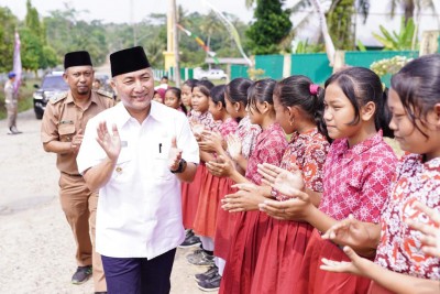 Apriadi sisir Pelosok, beri bantuan Mobil…