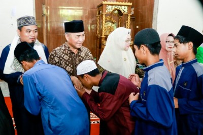 Bareng Istri, Pj. Bupati Apriyadi Beri Sembako…