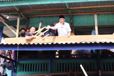 Bareng Istri, Pj. Bupati Apriyadi Jaga Tradisi…