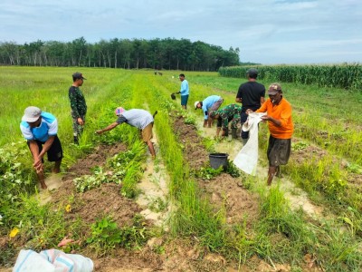 Bersama Warga Babinsa Koramil 402-10/Kayuagung…