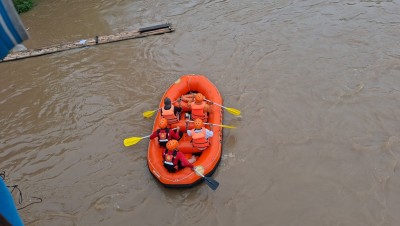 Dua Bocah SD Hilang Terseret Arus Sungai…