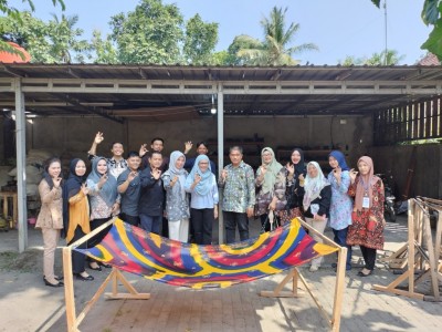 Kembangkan Batik Motif Perahu Kajang, Pemkab…