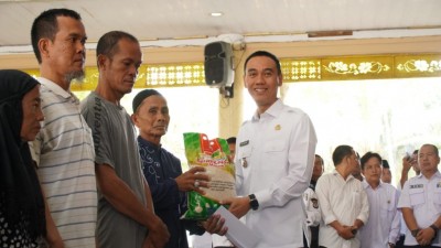Lewat Program Bismilah, Bupati OKI Salurkan…