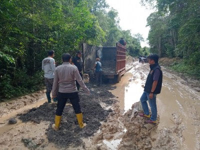 Manfaatkan Bongkaran Tol, Polisi dan Warga…