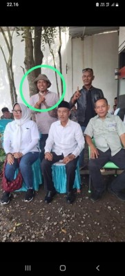 Oknum Sekretariat PPS Mataram Jaya Berpose…