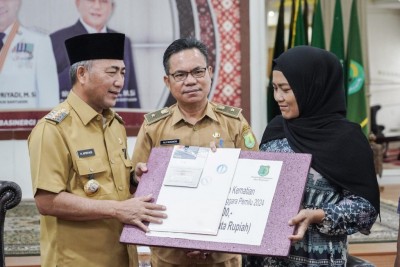 Pj. Bupati H. Apriyadi Mahmud Serahkan Santunan…