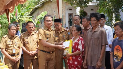 Pj. Bupati OKI Serahkan Bantuan Untuk Korban…