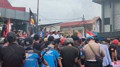 Ratusan Sopir Truk Demo di Kantor Gubernur…