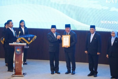 Terima Satyalancana Wira Karya dari Presiden,…