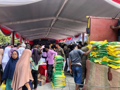 Warga Serbu Operasi Pasar Murah di Terminal…